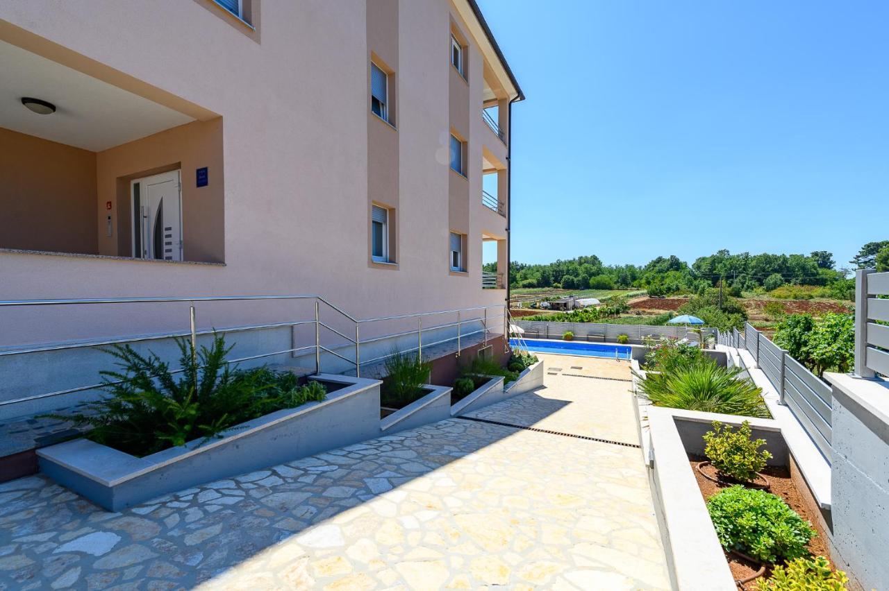 Apartment Stancija Amorozo 5 *